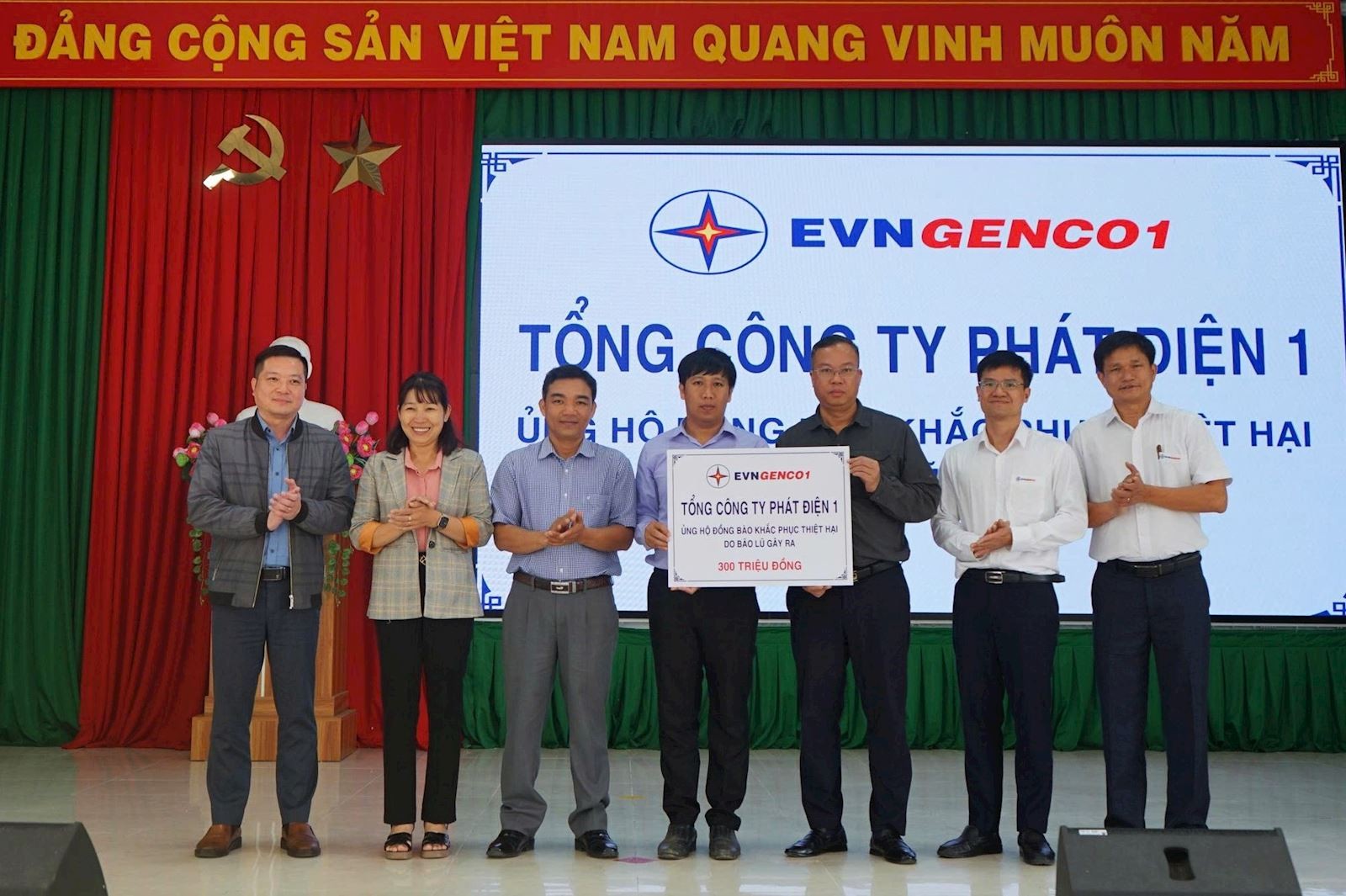  Lê Hải Đăng, Tổng giám đốc EVNGENCO1 đại diện trao tặng kinh phí ủng hộ tại xã Ninh Gia, tỉnh Lâm Đồng 