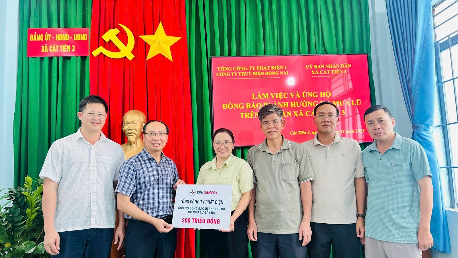 Đại diện lãnh đạo Công ty Thủy điện Đồng Nai trao tặng kinh phí ủng hộ tại xã Cát Tiên 3, tỉnh Lâm Đồng 