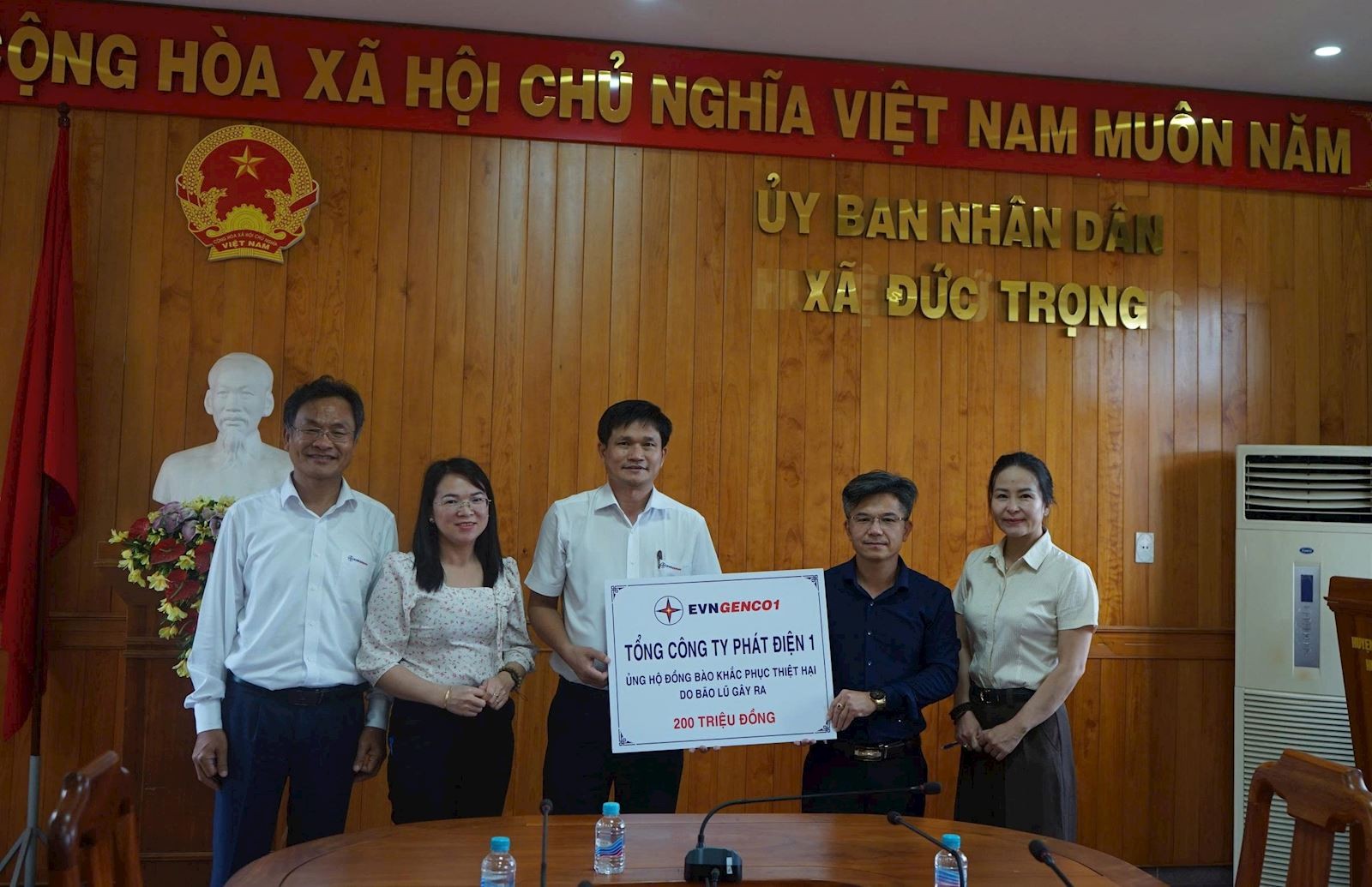 Đại diện lãnh đạo Công ty Thủy điện Đại Ninh trao tặng kinh phí ủng hộ tại xã Đức Trọng, tỉnh Lâm Đồng 