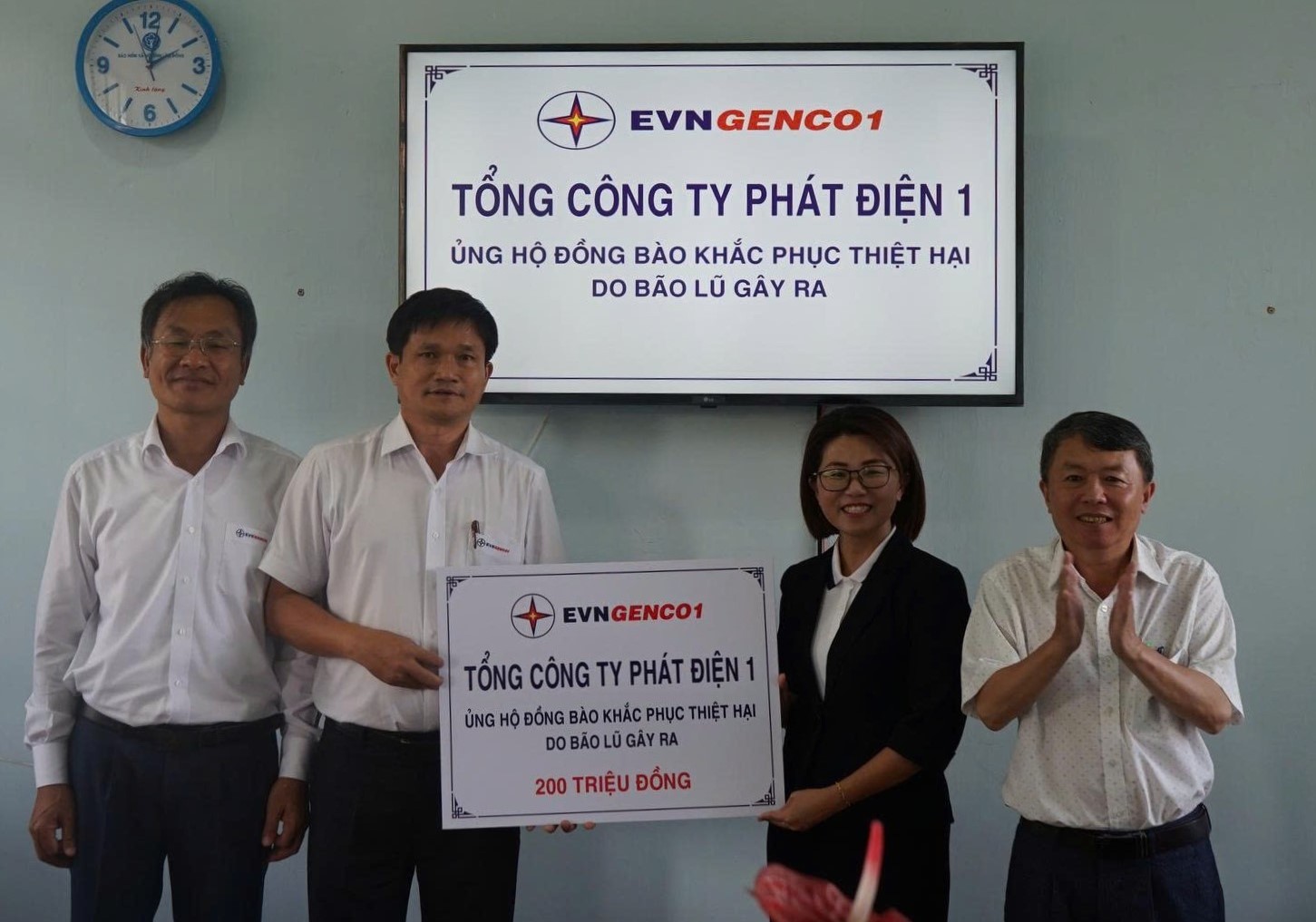 Đại diện lãnh đạo Công ty Thủy điện Đại Ninh trao tặng kinh phí ủng hộ tại xã Tân Hội, tỉnh Lâm Đồng