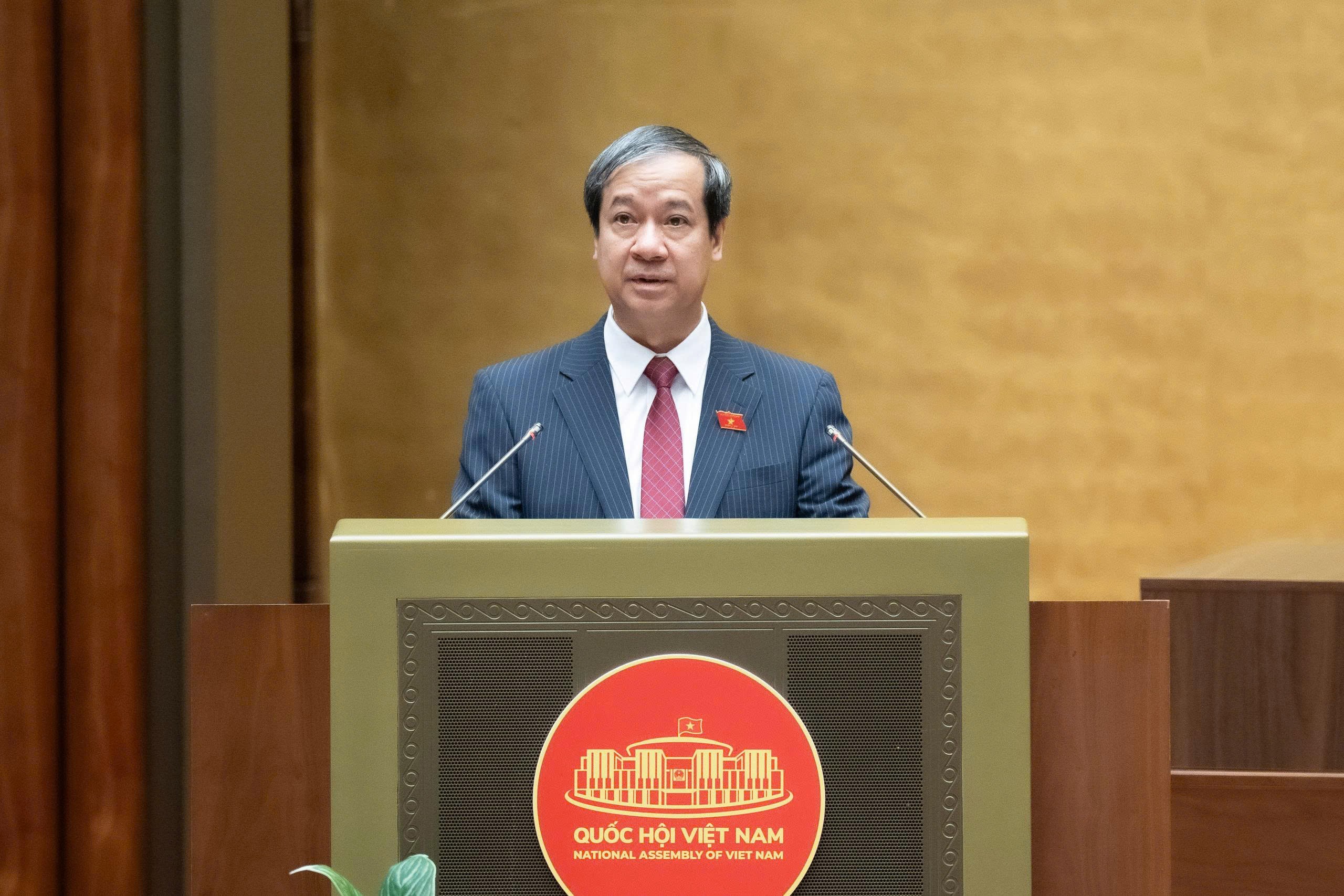 Bộ trưởng Bộ Giáo dục và Đào tạo Nguyễn Kim Sơn đọc Tờ trình về chủ trương đầu tư Chương trình mục tiêu quốc gia hiện đại hóa, nâng cao chất lượng giáo dục và đào tạo giai đoạn 2026-2035