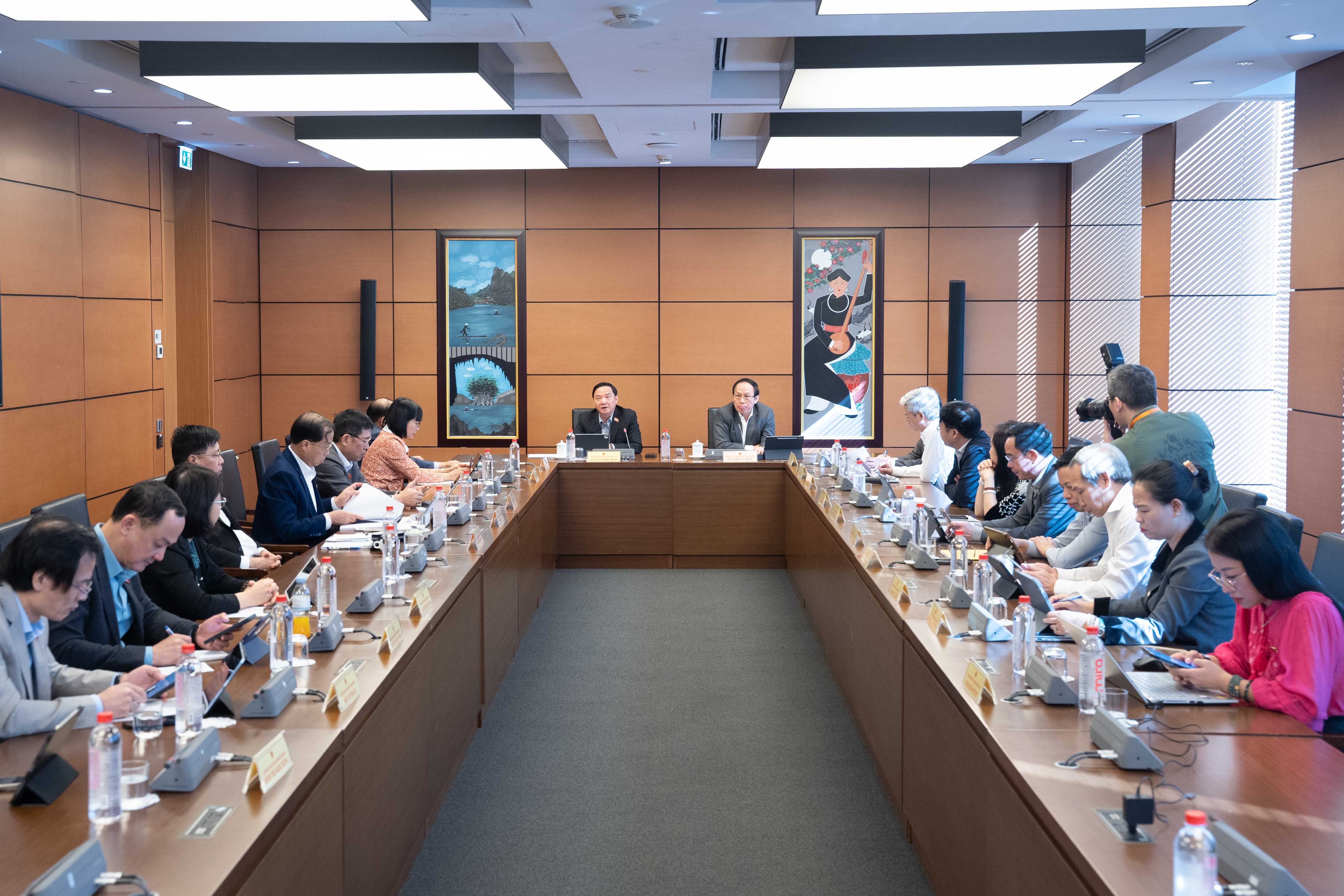 các đại biểu thảo luận ở Tổ