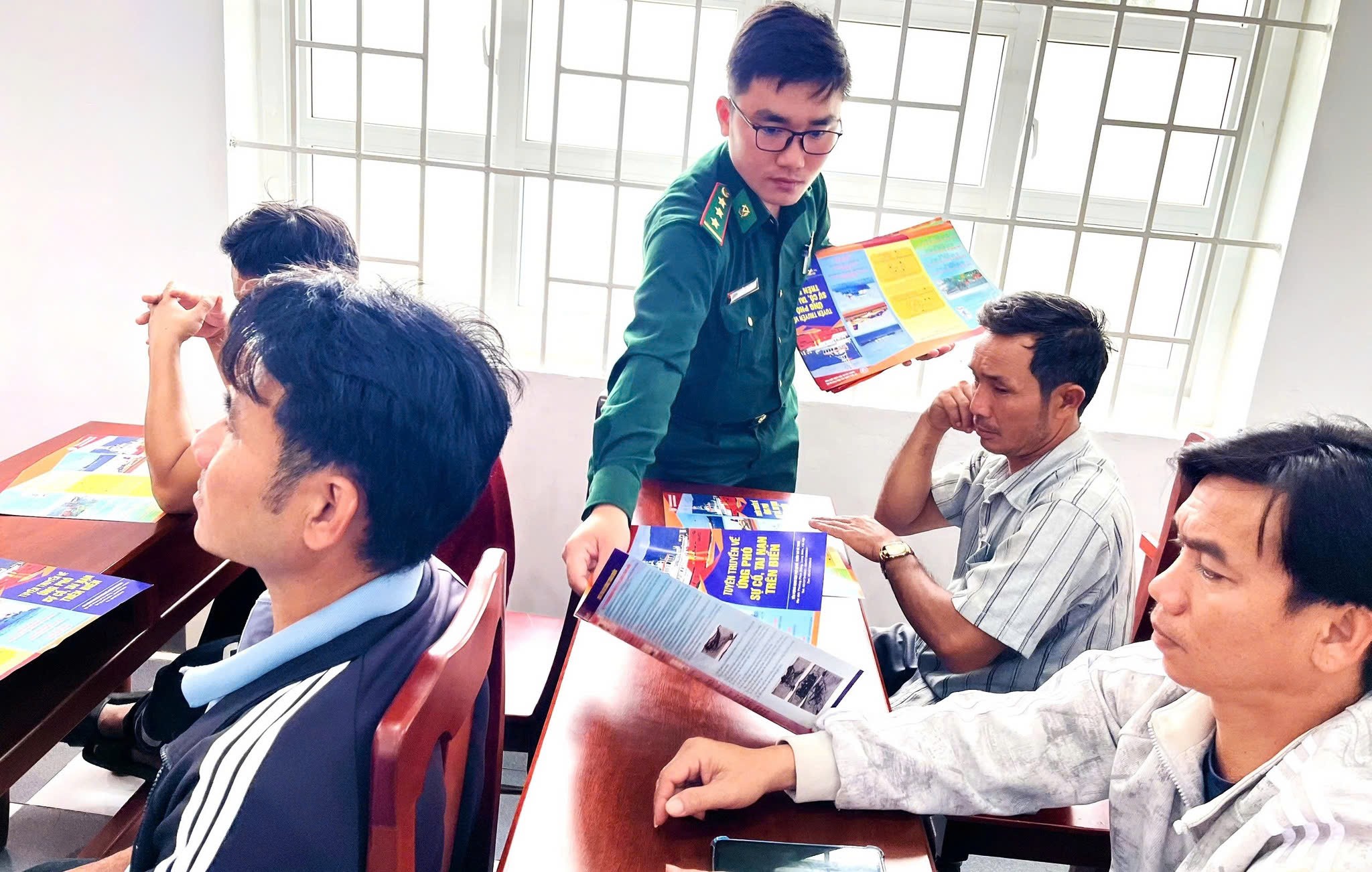  cán bộ Đồn Biên phòng Thanh Hải đã phổ biến các quy định của pháp luật liên quan đến hoạt động khai thác thủy sản