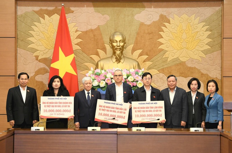 Ngày 24/11/2025, Phó Bí thư Thường trực Thành ủy Hà Nội Nguyễn Văn Phong thay mặt Đảng bộ, chính quyền và Nhân dân Hà Nội, trao kinh phí hỗ trợ các tỉnh: Đắk Lắk, Lâm Đồng, Khánh Hòa. (Ảnh: T.L) Ngày 24/11/2025, Phó Bí thư Thường trực Thành ủy Hà Nội Nguyễn Văn Phong thay mặt Đảng bộ, chính quyền và Nhân dân Hà Nội, trao kinh phí hỗ trợ các tỉnh: Đắk Lắk, Lâm Đồng, Khánh Hòa. (Ảnh: T.L)