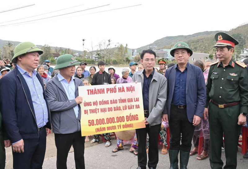Phó Bí thư Thành ủy Hà Nội Nguyễn Trọng Đông trao 50 tỷ đồng của thành phố Hà Nội hỗ trợ đồng bào tỉnh Gia Lai bị thiệt hại do mưa lũ. (Ảnh: T.L) Phó Bí thư Thành ủy Hà Nội Nguyễn Trọng Đông trao 50 tỷ đồng của thành phố Hà Nội hỗ trợ đồng bào tỉnh Gia Lai bị thiệt hại do mưa lũ. (Ảnh: T.L)