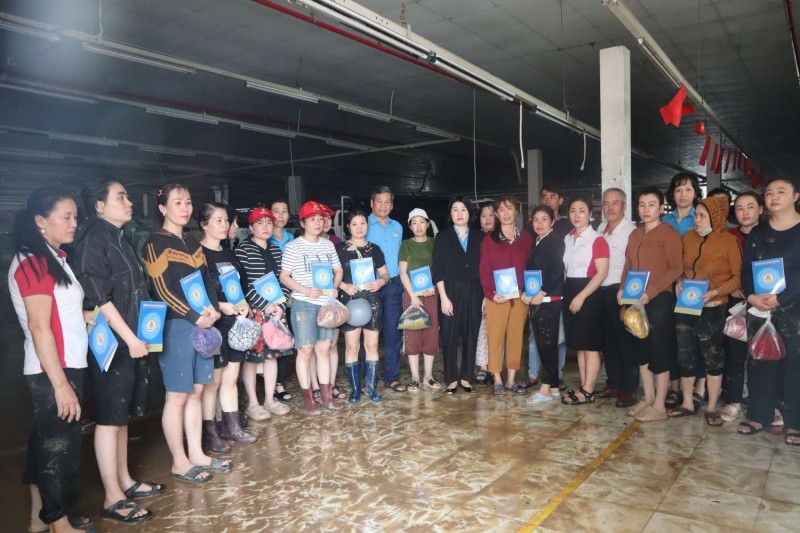 Những món quà hỗ trợ từ công đoàn đến với công nhân sau lũ. (Ảnh: T.L)