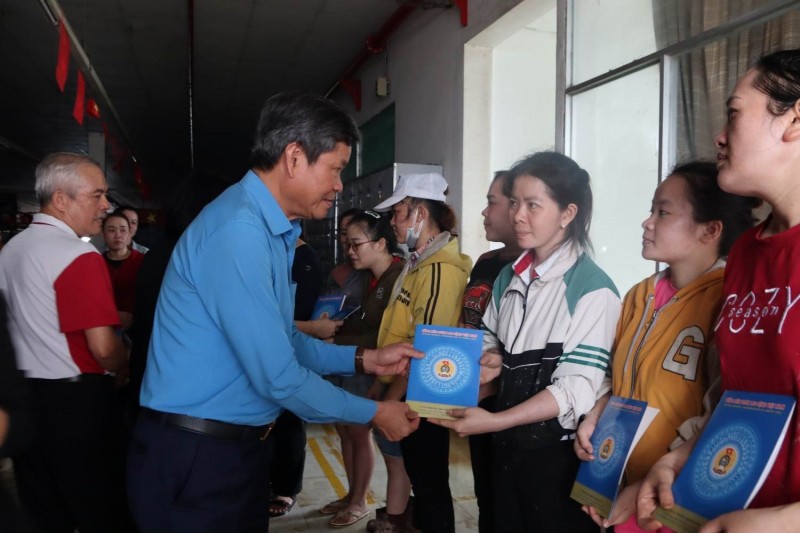 Ông Huỳnh Thanh Xuân - Phó Chủ tịch Tổng Liên đoàn Lao động Việt Nam - đã đến động viên và trao quà hỗ trợ cho công nhân vùng lũ Đắk Lắk. (Ảnh: T.L)