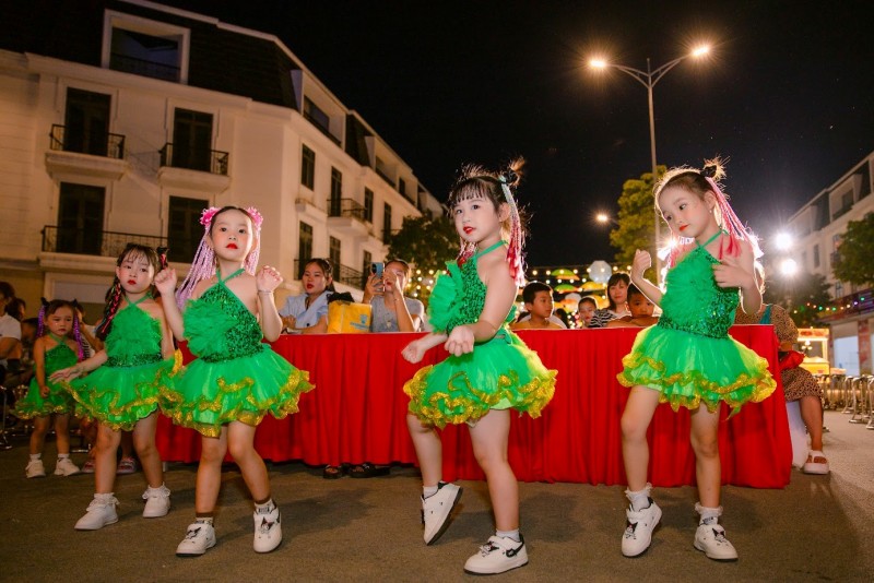 Các “thiên thần nhí” tại Diễn Châu tham dự chương trình của Master Kids tổ chức tại dự án TNR Stars Diễn châu