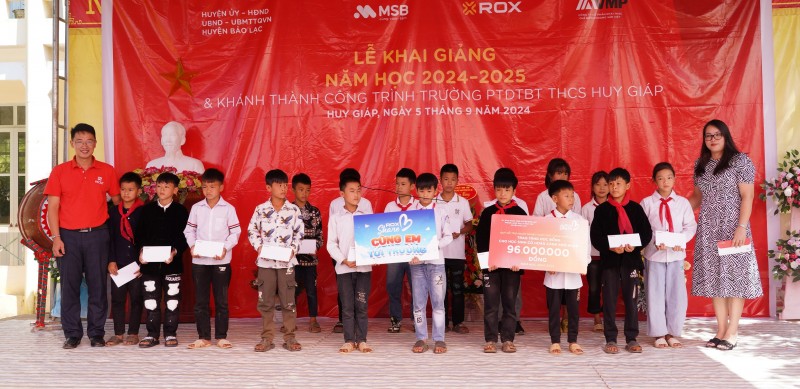 ROX Group trao học bổng cho 96 học sinh của Trường PTDTBT THCS Huy Giáp (Cao Bằng) ROX Group trao học bổng cho 96 học sinh của Trường PTDTBT THCS Huy Giáp (Cao Bằng)