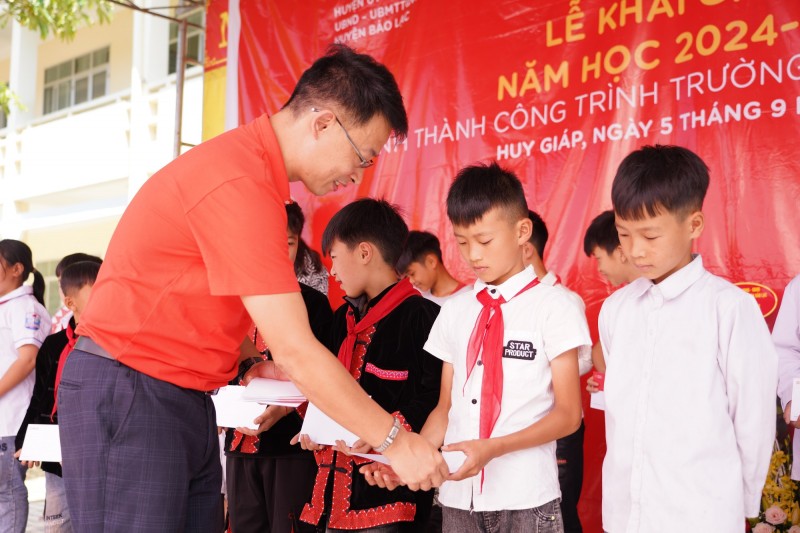 Sự động viên về tinh thần sẽ giúp các em có thêm động lực phấn đấu Sự động viên về tinh thần sẽ giúp các em có thêm động lực phấn đấu