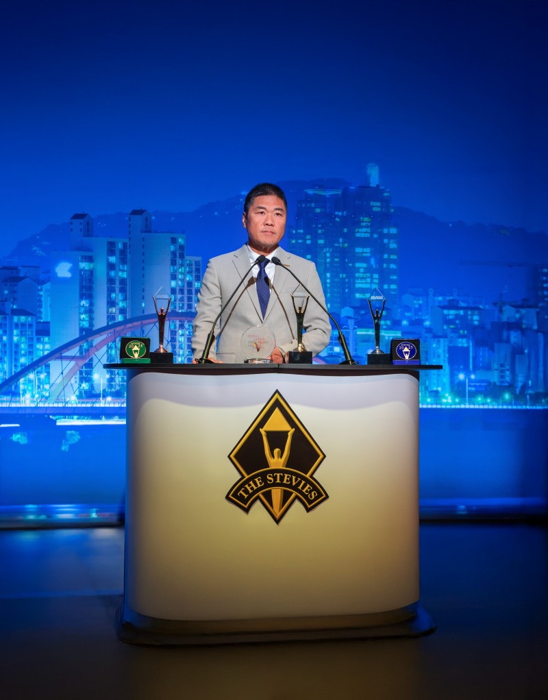  Ông Tạ Ngọc Đa, Phó TGĐ ROX Group nhận Giải Vàng Stevie Awards 2025.