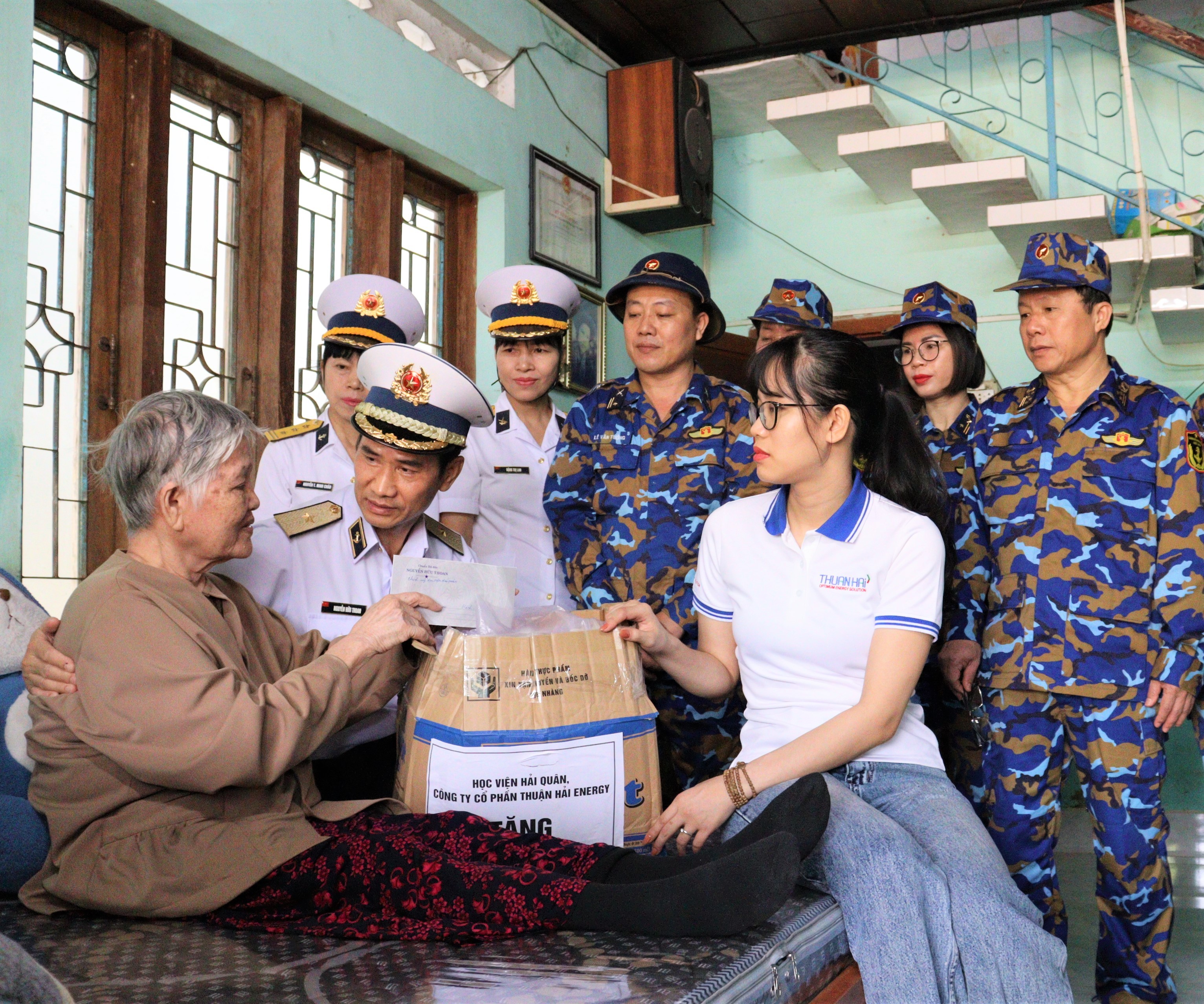 Trao 300 suất quà cho người dân bị ảnh hưởng mưa lũ tại tỉnh Khánh Hòa