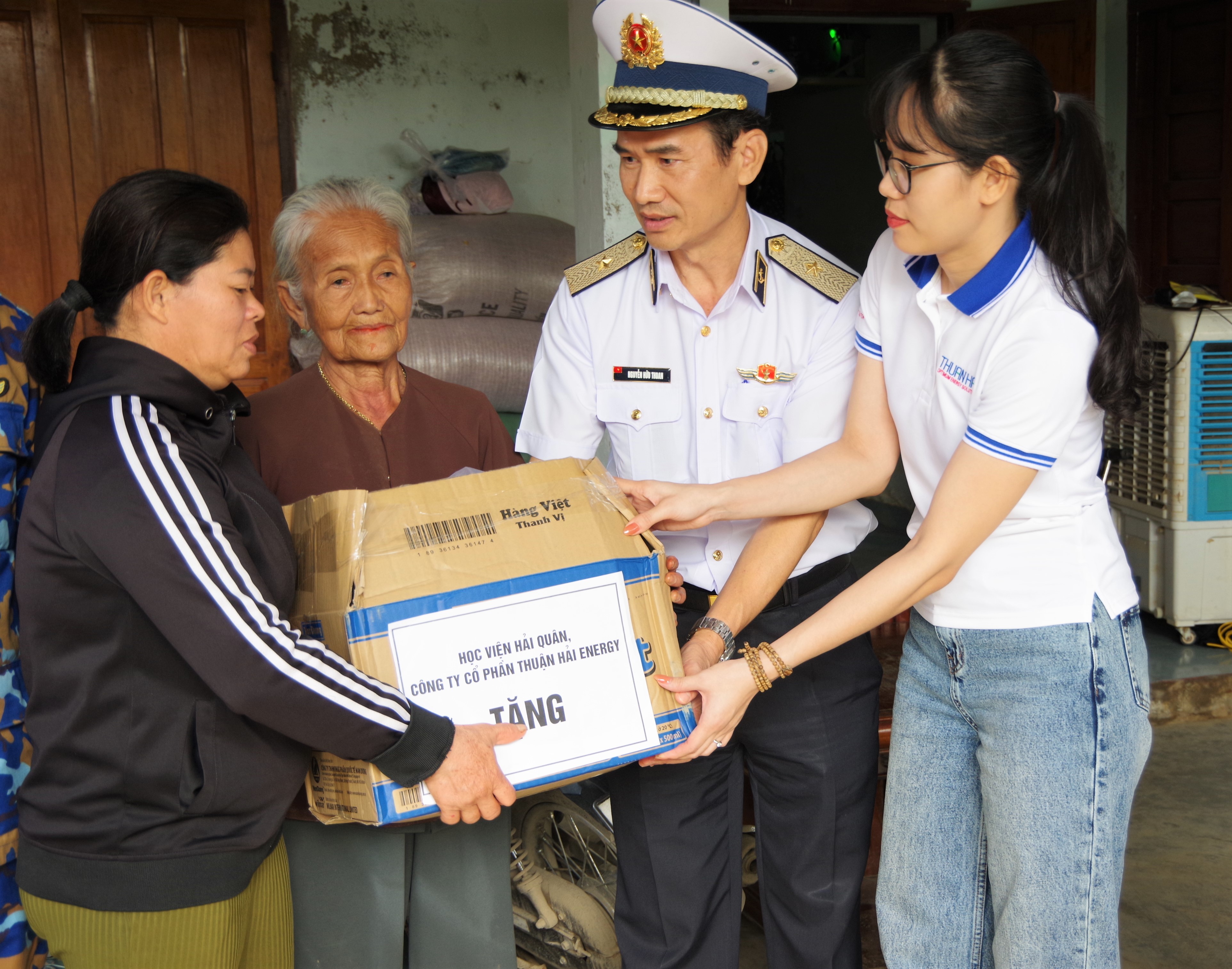 Trao 300 suất quà cho người dân bị ảnh hưởng mưa lũ tại tỉnh Khánh Hòa