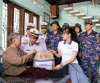 trao 300 suat qua cho nguoi dan bi anh huong mua lu tai tinh khanh hoa