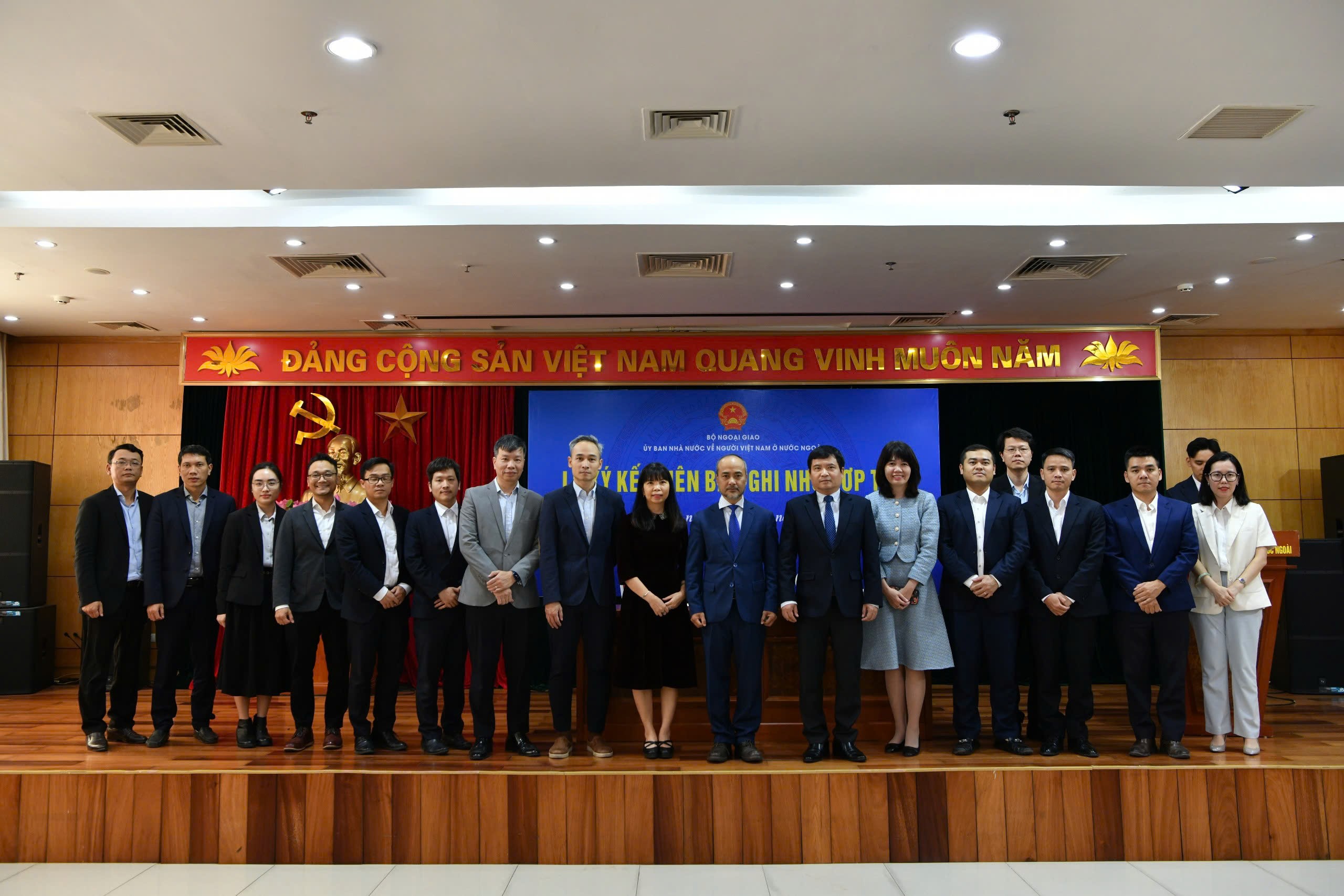 Ứng dụng công nghệ số và trí tuệ nhân tạo vào công tác người Việt Nam ở nước ngoài Ứng dụng công nghệ số và trí tuệ nhân tạo vào công tác người Việt Nam ở nước ngoài