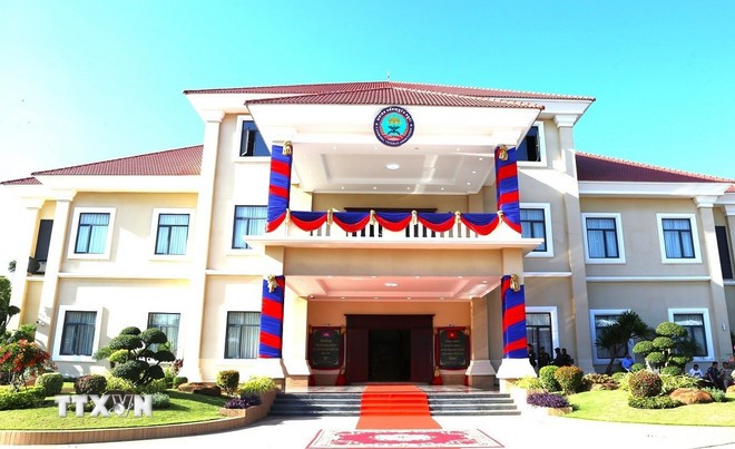 Công trình Trụ sở Trung ương Hội cựu chiến binh Campuchia có quy mô 3 tầng với 17 phòng chức năng, tổng kinh phí đầu tư 758.200 USD, trong đó, Bộ Quốc phòng Việt Nam tài trợ 558.200 USD. (Ảnh: TTXVN)