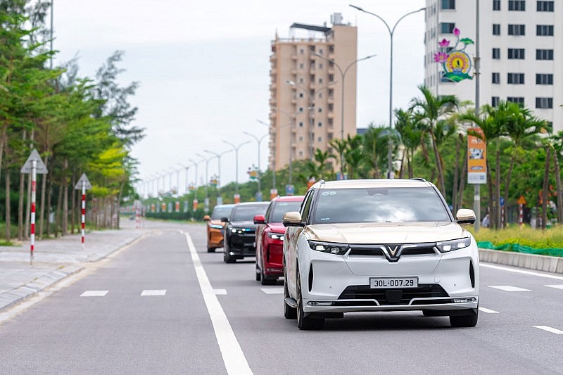 Mang xe đi phượt, leo đèo, chủ xe VinFast VF 9 nhận định: “Vọt như siêu xe, không mẫu xe xăng nào đọ được”