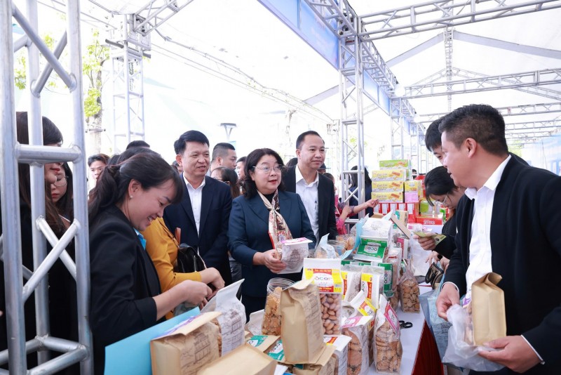 Hội chợ hàng Việt phục vụ công nhân lao động năm 2025. (Ảnh: T.L) Hội chợ hàng Việt phục vụ công nhân lao động năm 2025. (Ảnh: T.L)