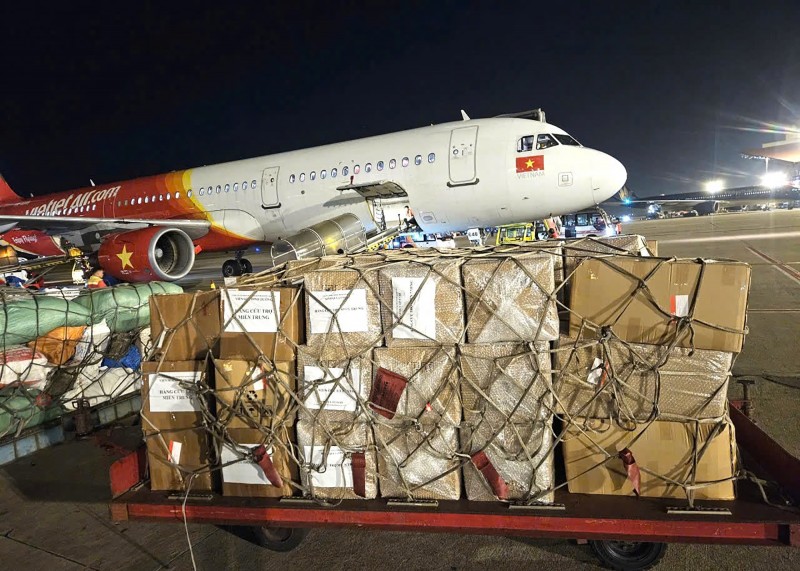 Các chuyến bay đêm hối hả, khẩn trương đưa hàng cứu trợ đến người dân vùng bão lũ Các chuyến bay đêm hối hả, khẩn trương đưa hàng cứu trợ đến người dân vùng bão lũ