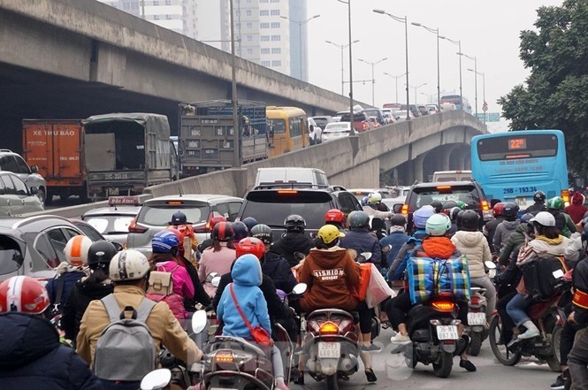 Thành phố Hà Nội hiện có hơn 8 triệu phương tiện, gồm 1,1 triệu ôtô và 6,9 triệu xe máy. (Ảnh: T.L) Thành phố Hà Nội hiện có hơn 8 triệu phương tiện, gồm 1,1 triệu ôtô và 6,9 triệu xe máy. (Ảnh: T.L)