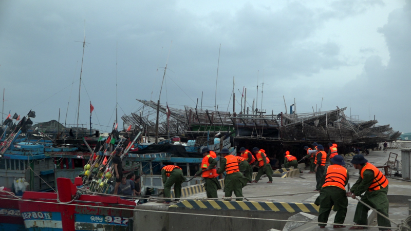 Cán bộ chiến sĩ đảo Nam Yết giúp ngư dân chằng buộc gia cố tàu Cán bộ chiến sĩ đảo Nam Yết giúp ngư dân chằng buộc gia cố tàu