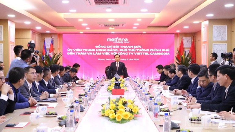 Phó Thủ tướng Bùi Thanh Sơn đánh giá cao những đóng góp của Công ty Viễn thông Metfone đối với sự phát triển kinh tế-xã hội của Campuchia. (Ảnh: HUY VŨ)