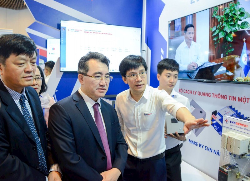 Gian trưng bày của EVNGENCO1 tại Techshow 2025 thu hút sự quan tâm với các giải pháp kỹ thuật và sản phẩm số do đội ngũ kỹ sư Tổng công ty chủ động nghiên cứu và ứng dụng trong thực tế vận hành