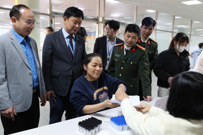 2.000 đoàn viên, công nhân lao động được khám bệnh miễn phí. (Ảnh: T.L)