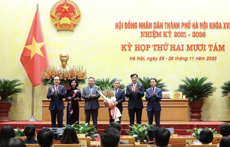 Lãnh đạo thành phố Hà Nội tặng hoa chúc mừng tân Chủ tịch UBND thành phố Vũ Đại Thắng.  (Ảnh: T.L)