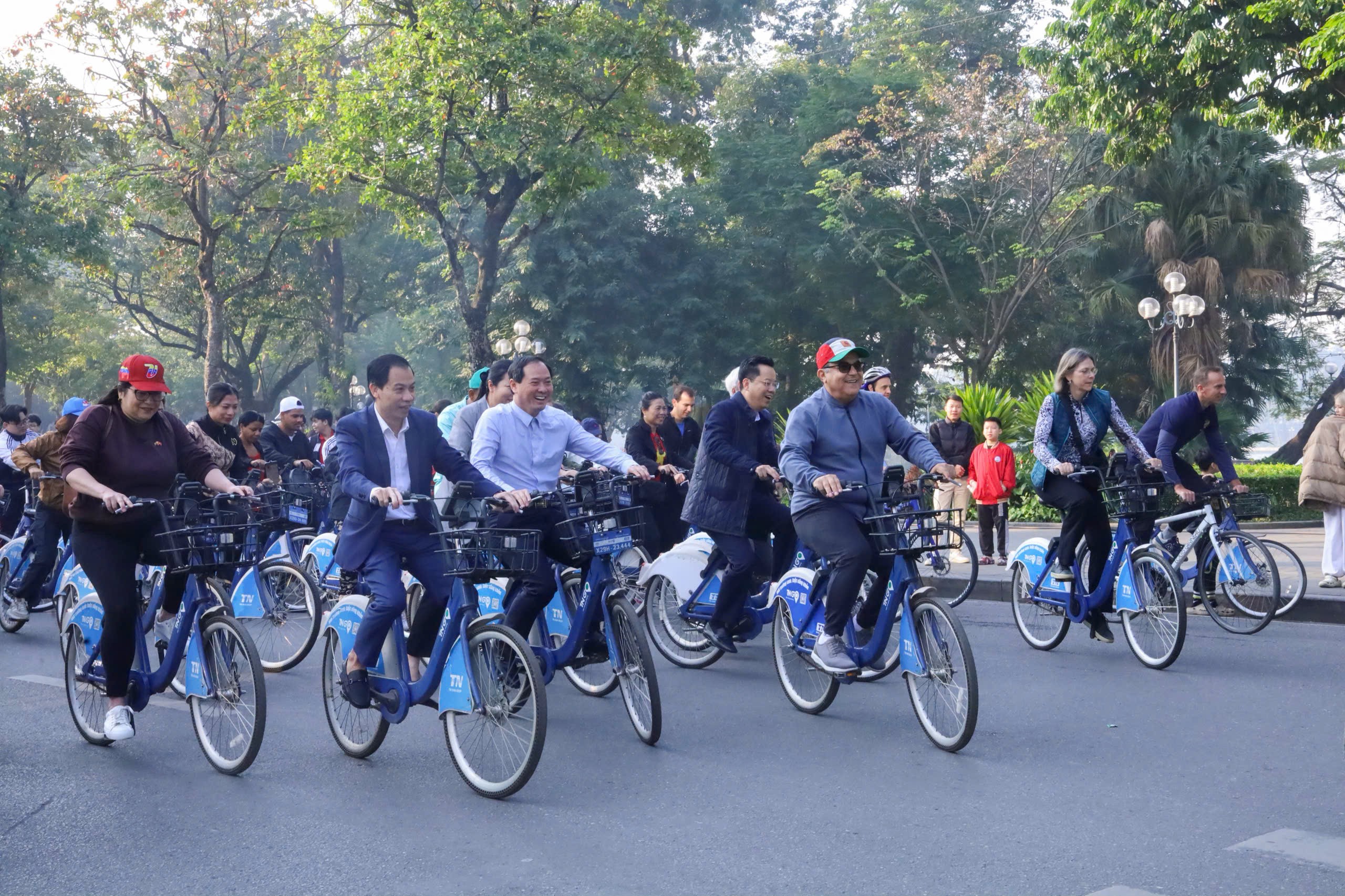 Hành trình xe đạp hữu nghị vì Hà Nội xanh lần thứ 5: Lan tỏa lối sống xanh, gắn kết bạn bè quốc tế Hành trình xe đạp hữu nghị vì Hà Nội xanh lần thứ 5: Lan tỏa lối sống xanh, gắn kết bạn bè quốc tế