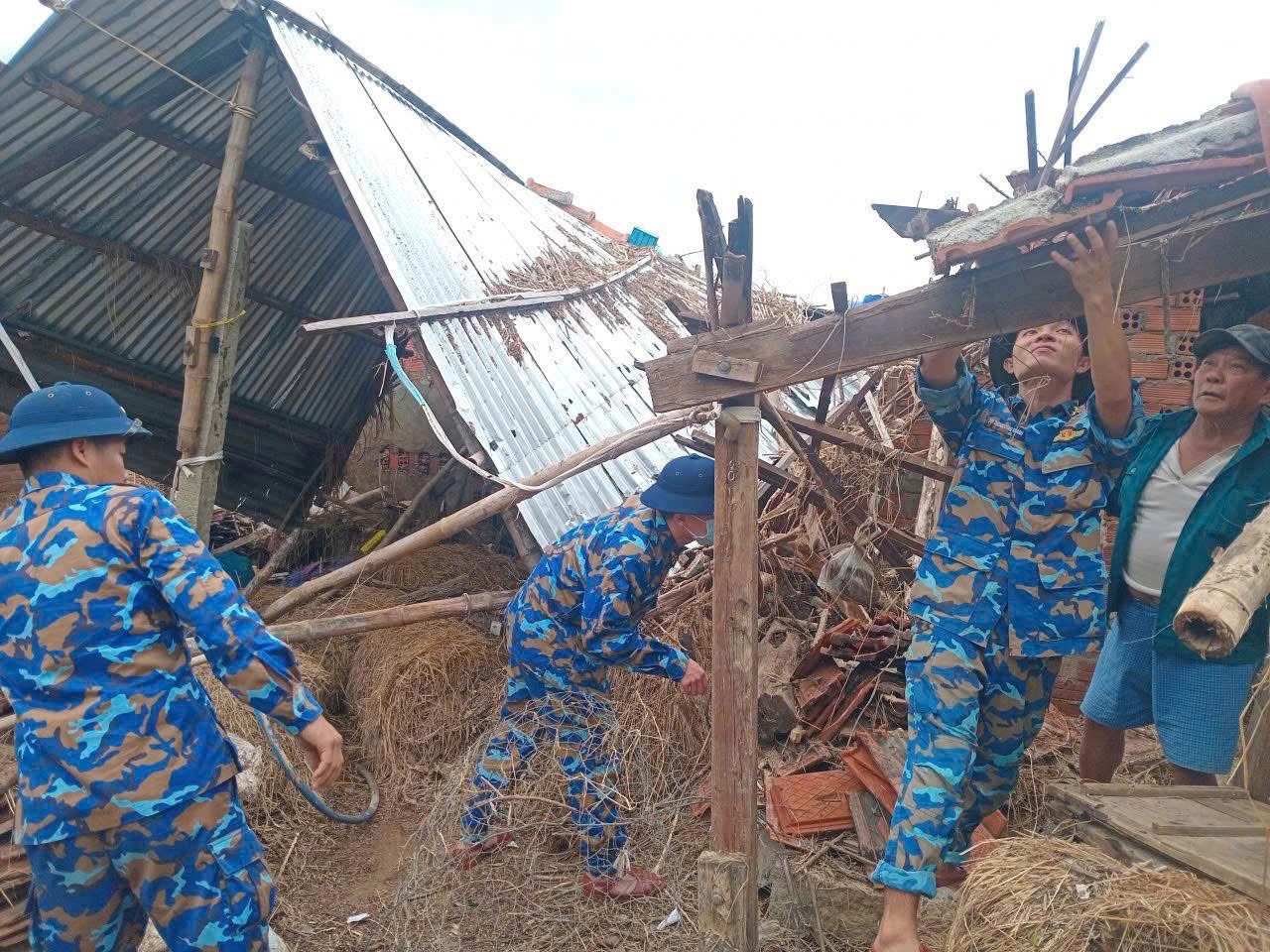 Cán bộ, chiến sỹ giúp nhân dân dọn dẹp, khắc phục hậu quả mưa lũ