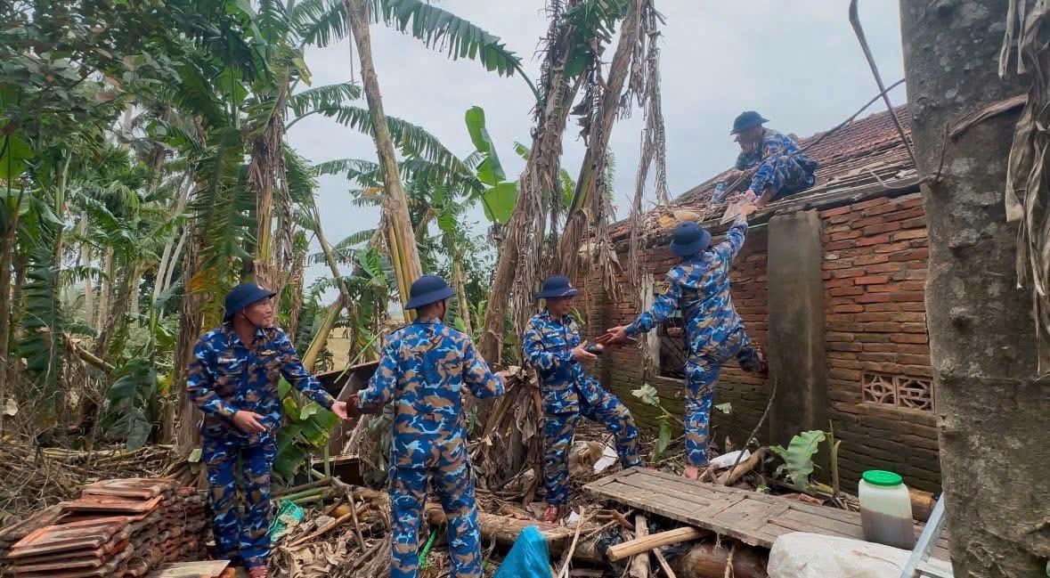 Cán bộ, chiến sỹ giúp nhân dân củng cố nhà cửa