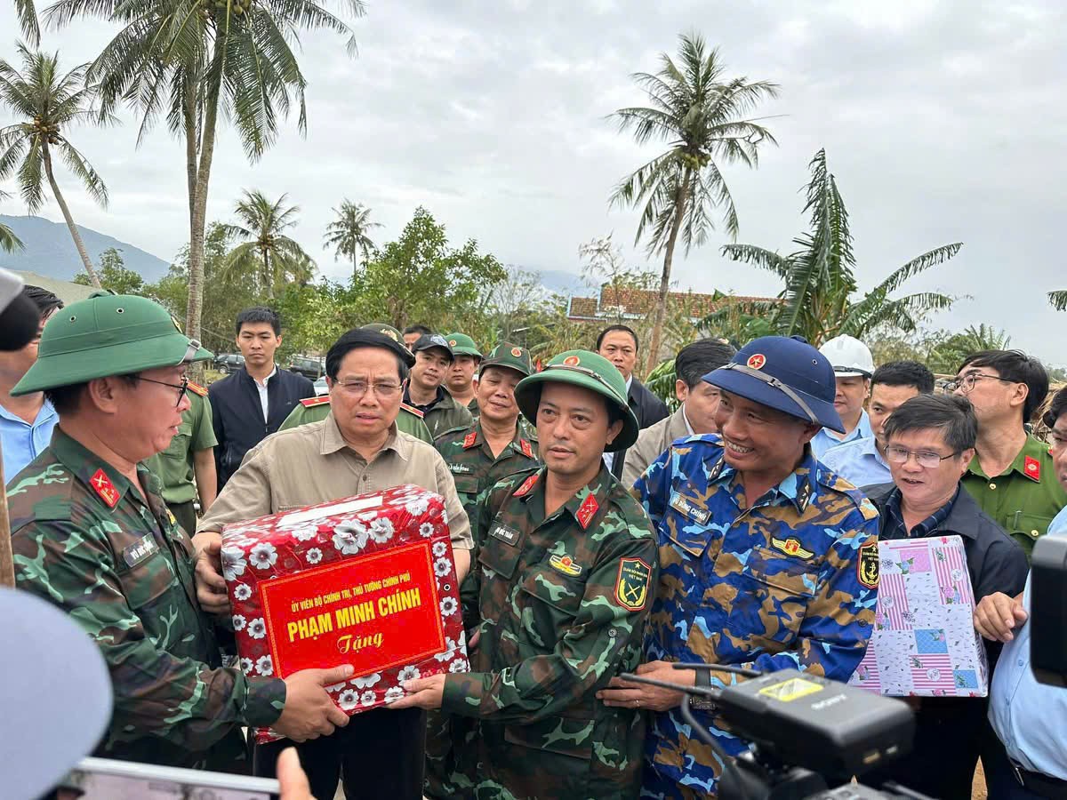 Thủ tướng Chính phủ Phạm Minh Chính tặng quà động viên các lực lượng vũ trang