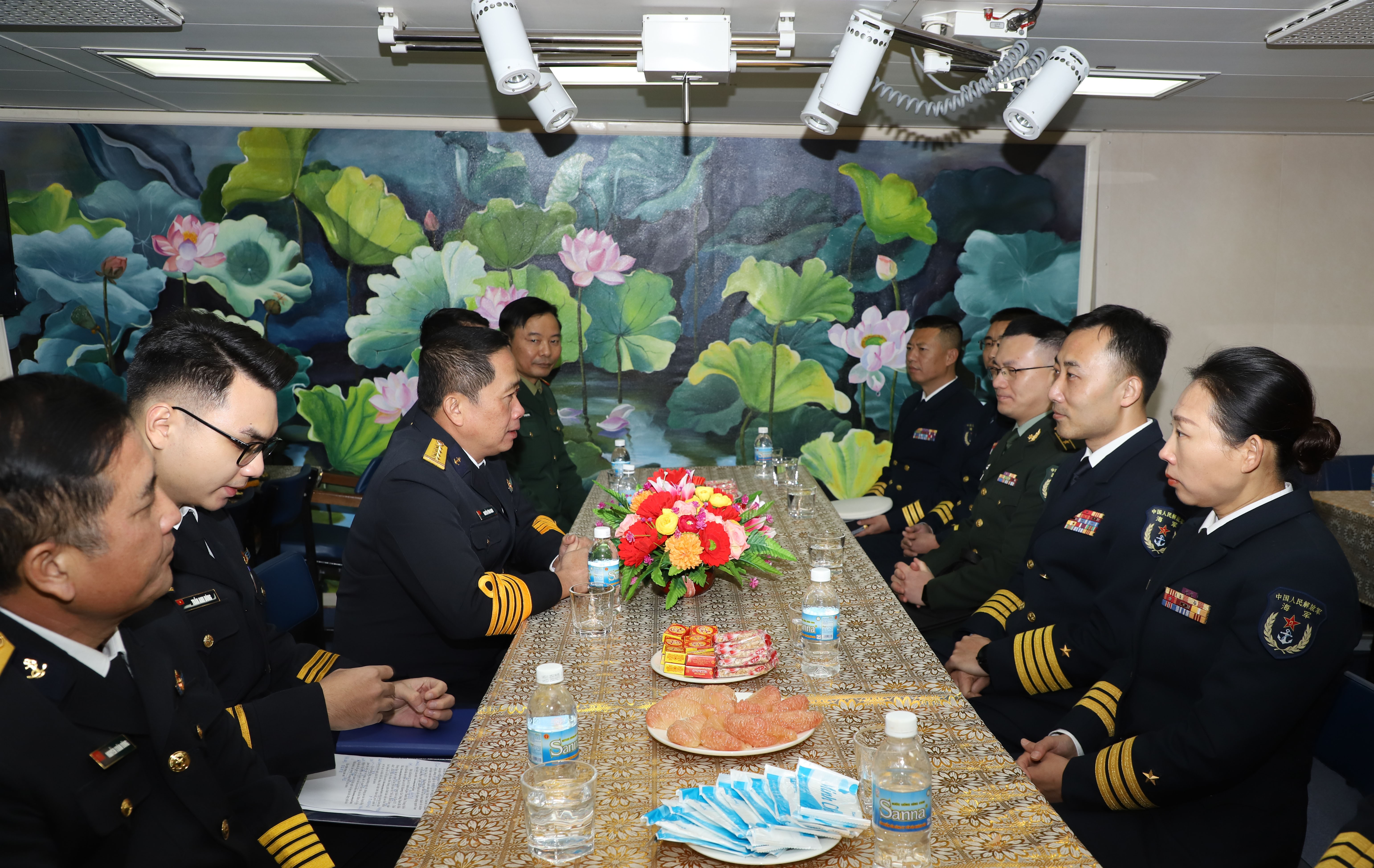 Tàu 015-Trần Hưng Đạo bắt đầu thăm, giao lưu với hải quân Trung Quốc