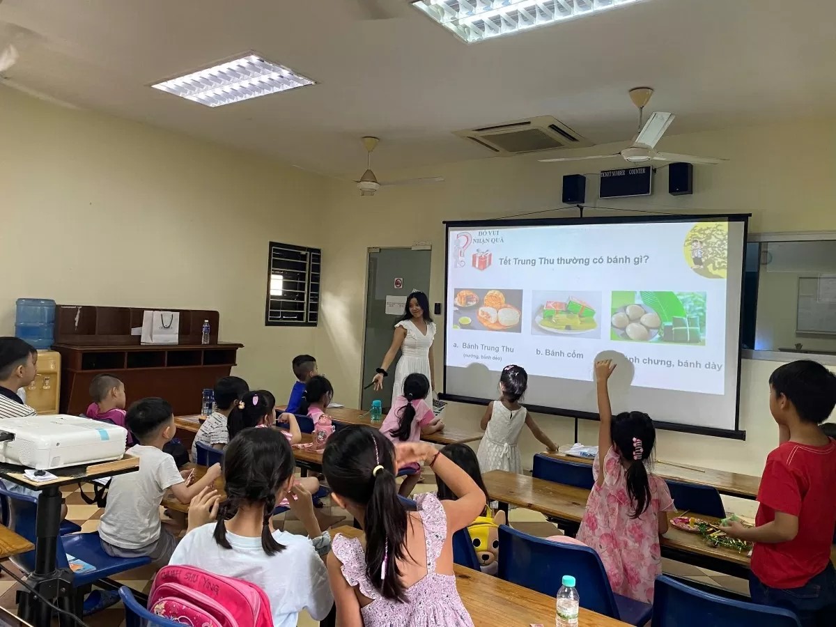 Em Lê Nguyễn Lưu An trong một buổi ngoại khóa chủ đề Tết Trung thu.