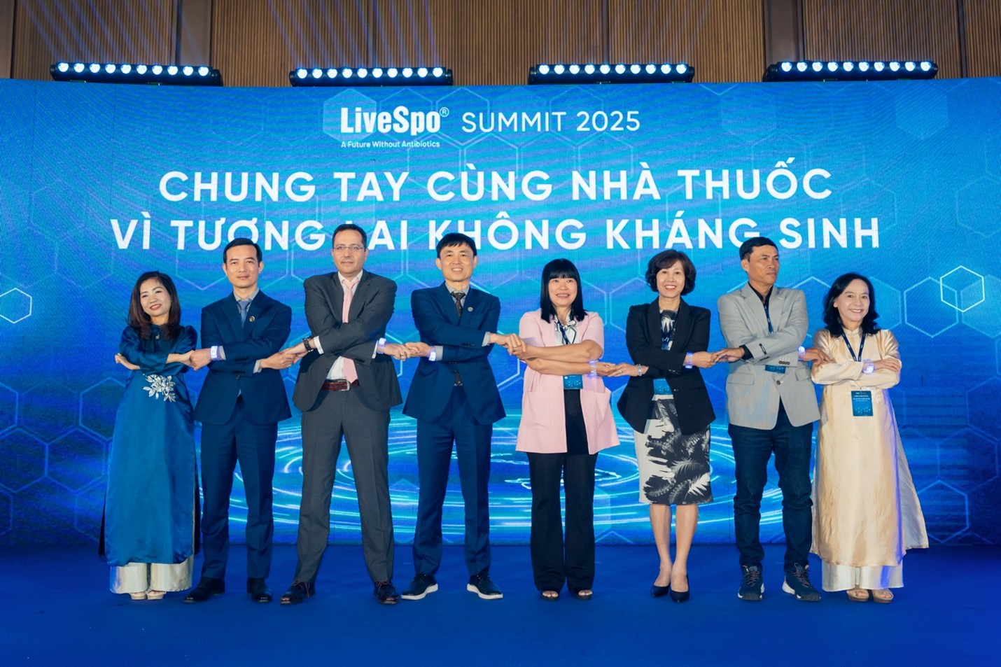 Đại diện nhà thuốc, chuyên gia và LiveSpo thực hiện cam kết hướng tới Tương lai không kháng sinh (Nguồn: LiveSpo Pharma)