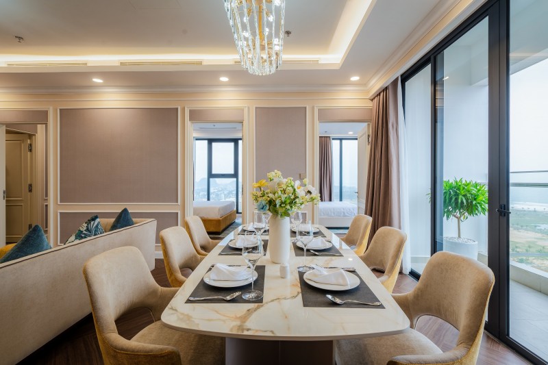 Hệ cửa kính chạm trần giúp cho căn hộ tràn ngập ánh sáng tự nhiên và không khí trong lành của vùng biển. Ban công rộng đem đến không gian thư giãn, giải trí với tầm nhìn khoáng đạt ra bãi biển và sân gôn.