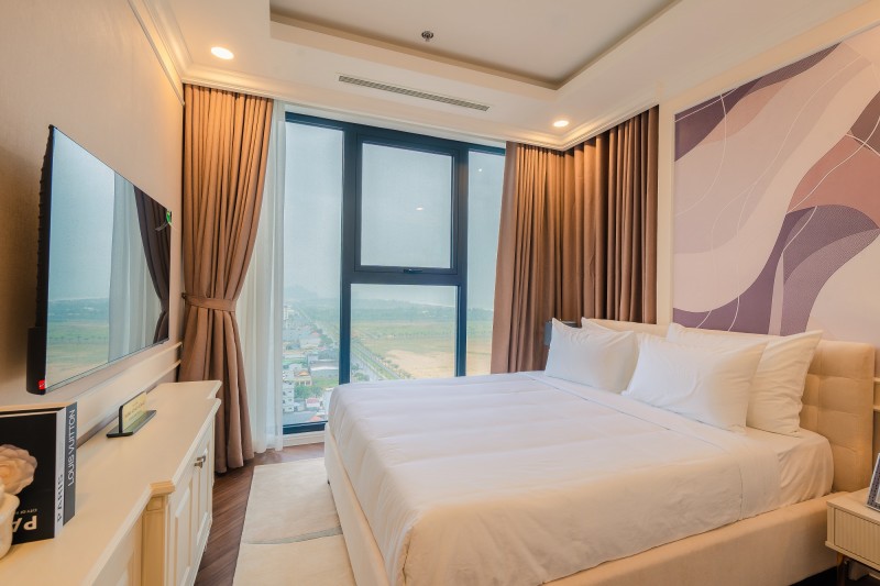 Khu căn hộ mẫu trên tầng cao đã cho khách tham quan trải nghiệm không gian sống đậm chất nghỉ dưỡng và tầm nhìn đắt giá, không chỉ cho thấy đây là nơi an cư hoàn hảo cho các chủ nhân tinh hoa mà còn thể hiện rõ nét tiềm năng kinh doanh lưu trú, hướng đến tệp khách du lịch cao cấp của căn hộ tại Newtown Diamond.