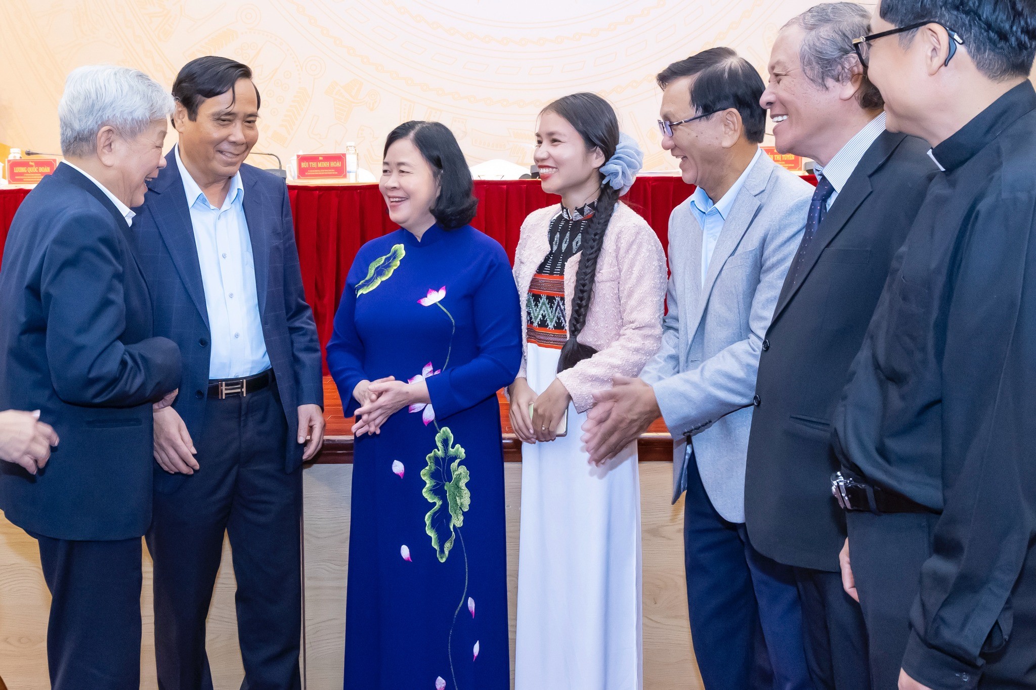  Bà Bùi Thị Minh Hoài, Ủy viên Bộ Chính trị, Bí thư Trung ương Đảng, Bí thư Đảng ủy MTTQ, các đoàn thể Trung ương, Chủ tịch Ủy ban Trung ương MTTQ Việt Nam trao đổi với các đại biểu tại Hội nghị lấy ý kiến, góp ý của các cụ, các vị, các đồng chí Ủy viên UBTƯ MTTQ Việt Nam đối với các dự thảo văn kiện trình Đại hội đại biểu toàn quốc lần thứ XIV của Đảng