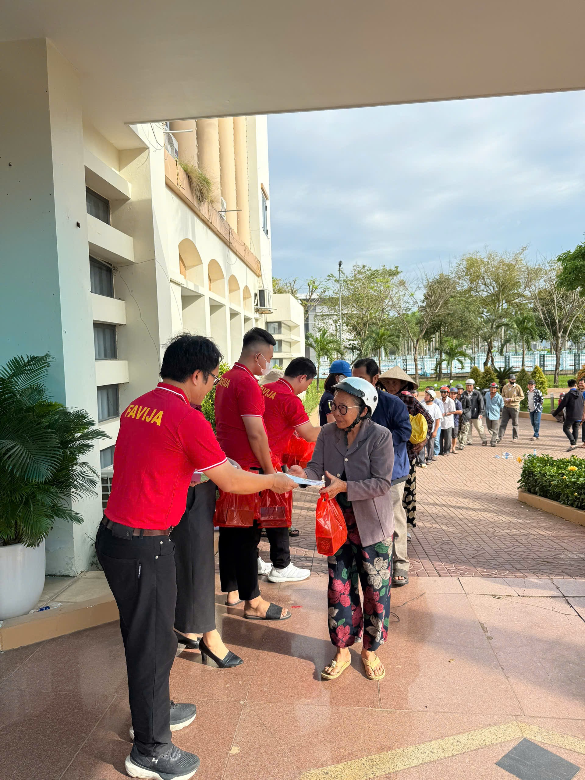 FAVIJA trao quà 150 suất quà tới bà con vùng lũ Đắk Lắk