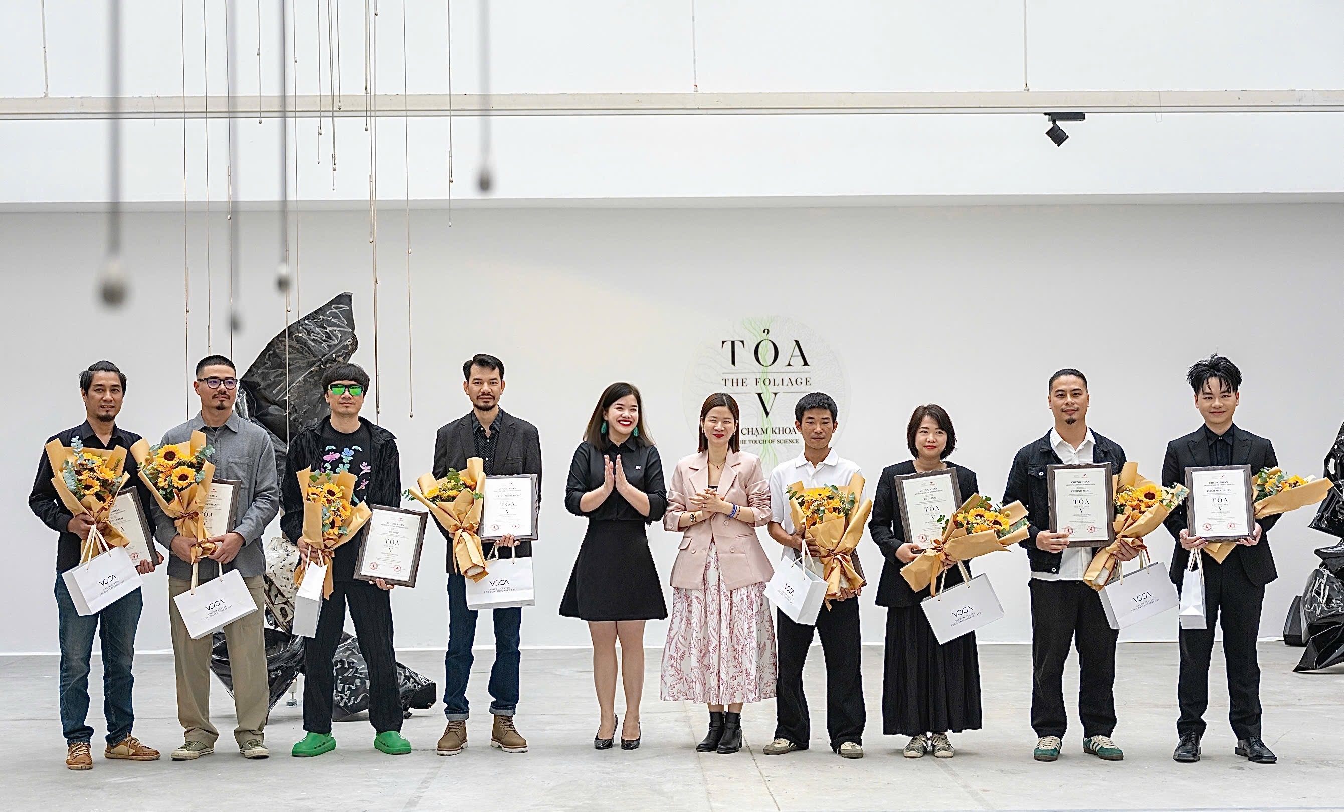 TS Lê Thái Hà - Giám đốc điều hành Quỹ Vinfuture và Chị Nguyễn Trà My - Giám đốc VCCA trao tặng hoa, quà và chứng nhận cho các Nghệ sĩ tham gia Triển lãm TOẢ V - ĐIỂM CHẠM KHOA HỌC