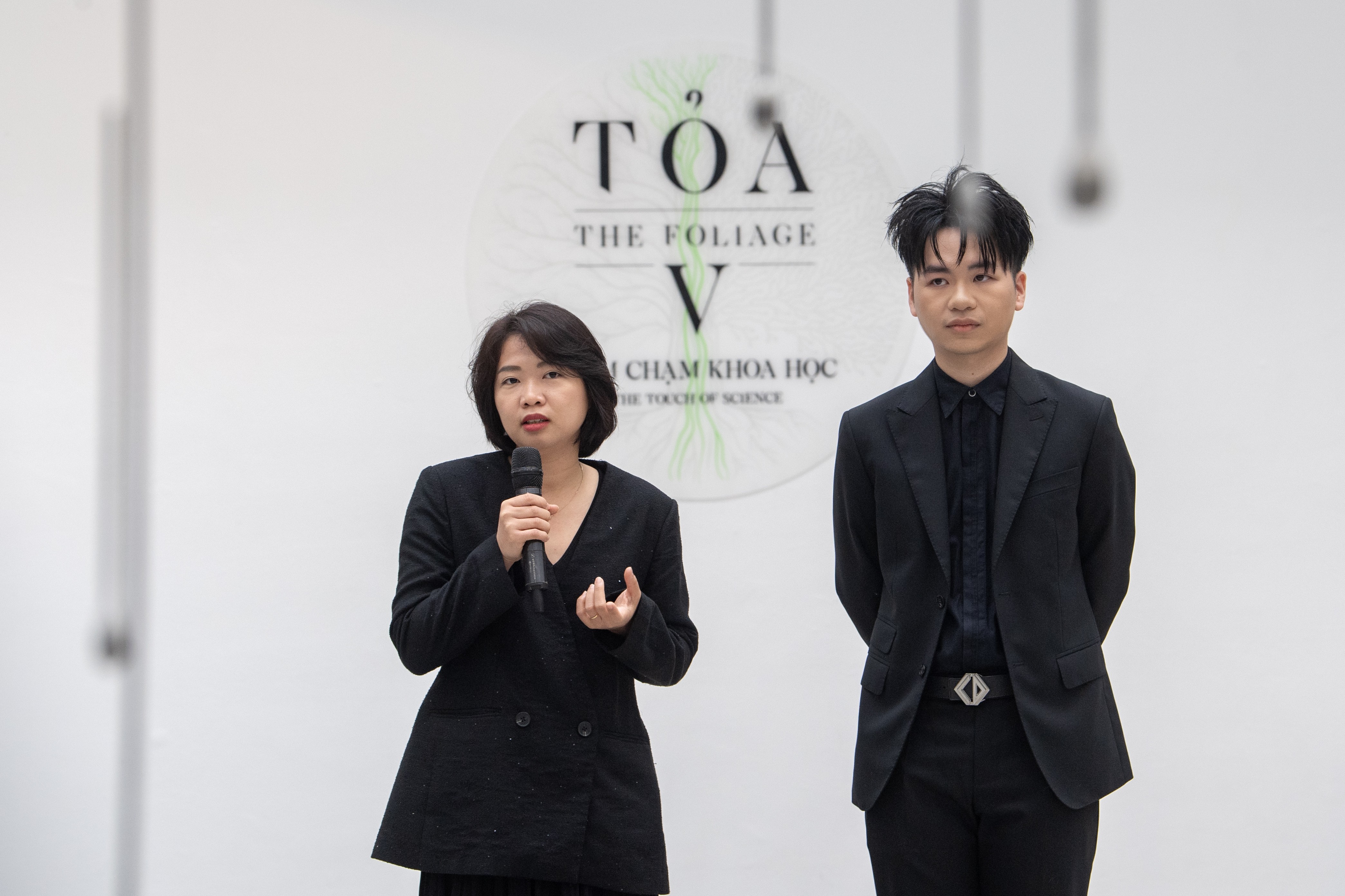 Nghệ sĩ Lê Giang và Nghệ sĩ Phạm Minh Hiếu phát biểu tại khai mạc Triển lãm TOẢ V - ĐIỂM CHẠM KHOA HỌC