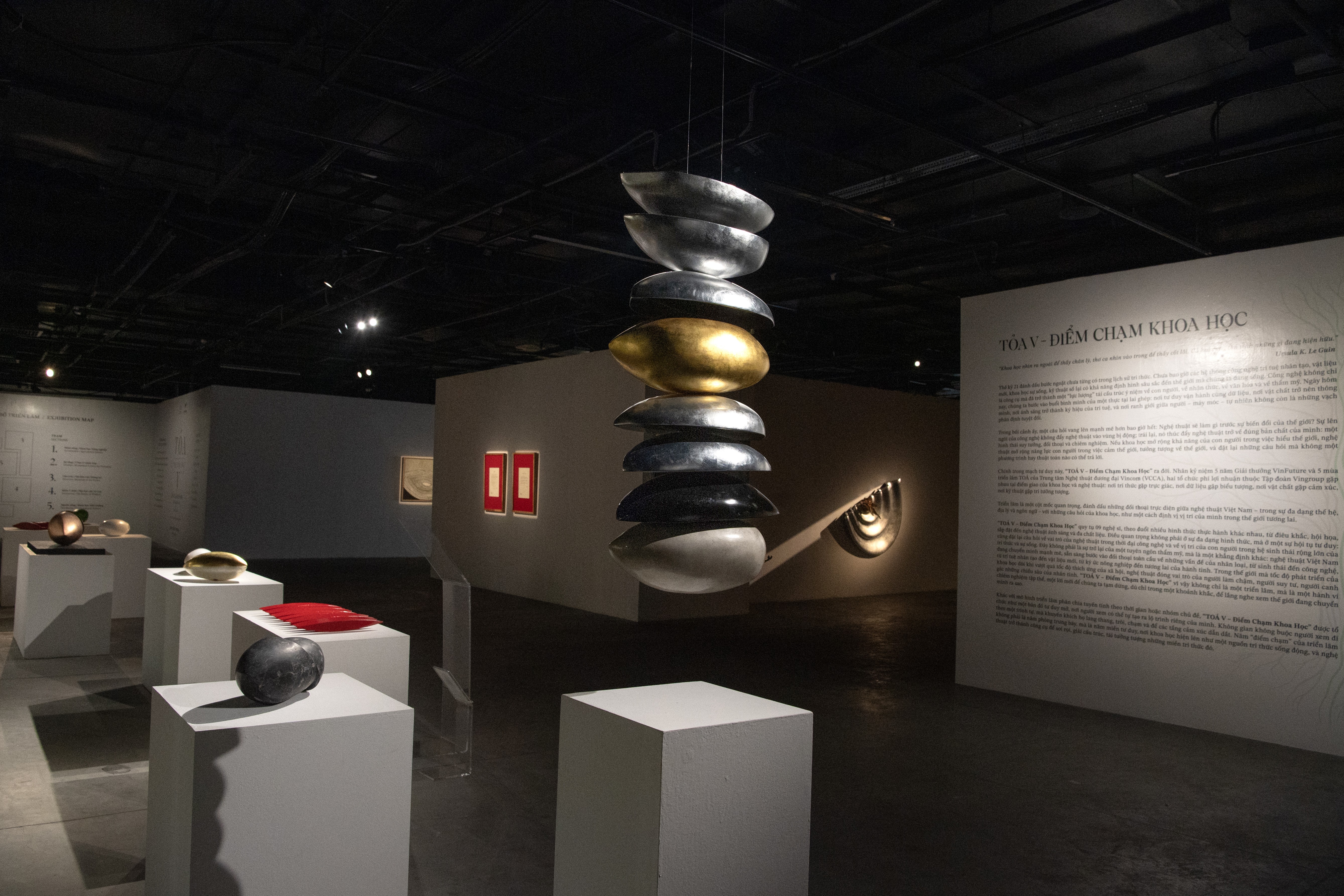 Triển lãm “Tỏa V – Điểm Chạm Khoa Học”: Cuộc đối thoại giữa nghệ thuật và trí tuệ nhân loại