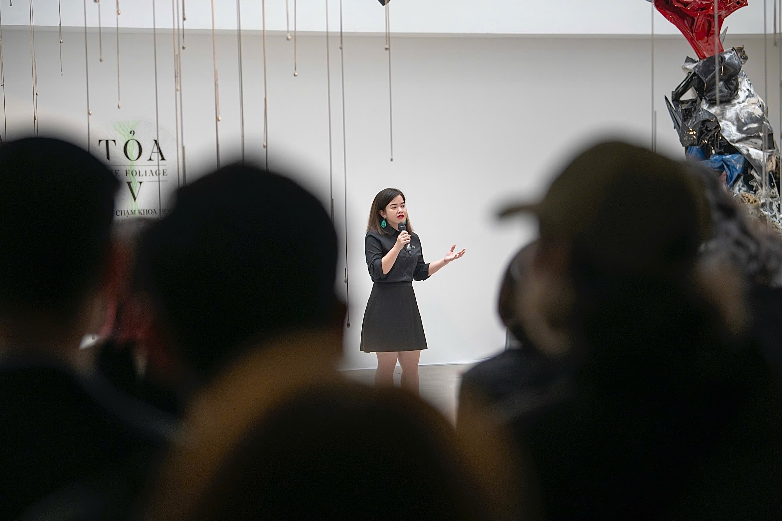Chị Nguyễn Trà My - Giám đốc VCCA phát biểu tại khai mạc Triển lãm TOẢ V - ĐIỂM CHẠM KHOA HỌC