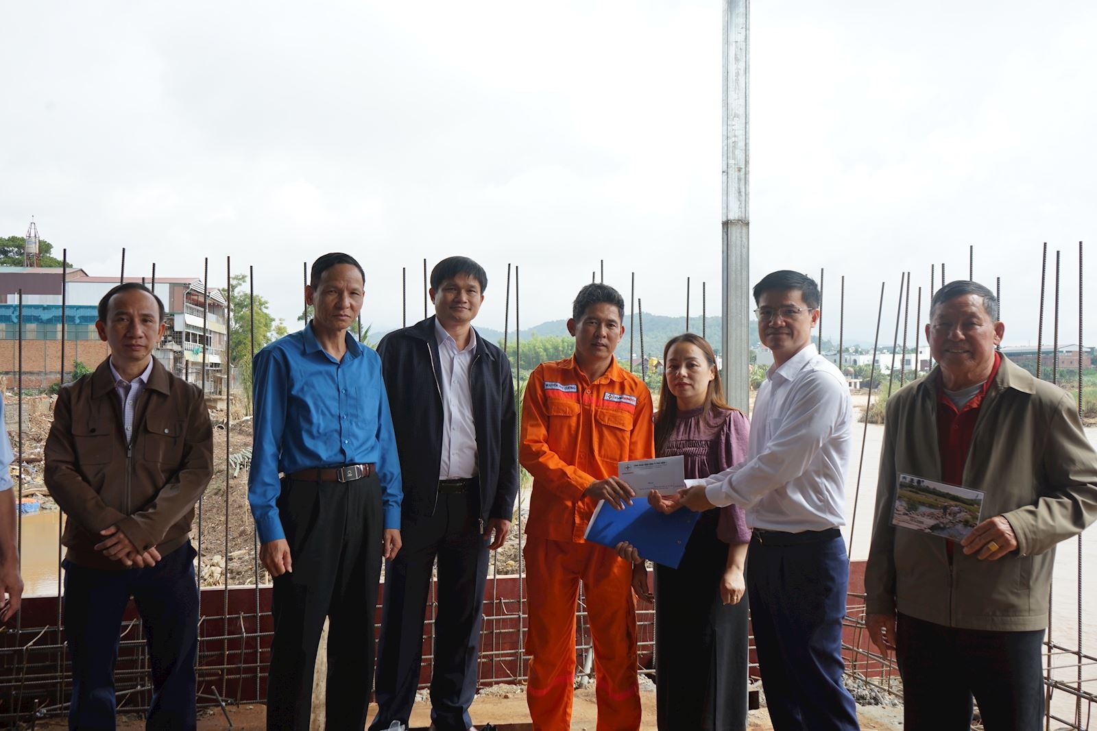 Đoàn công tác EVNGENCO1 thăm, động viên người lao động Công ty Thủy điện Đại Ninh bị ảnh hưởng sau mưa lũ