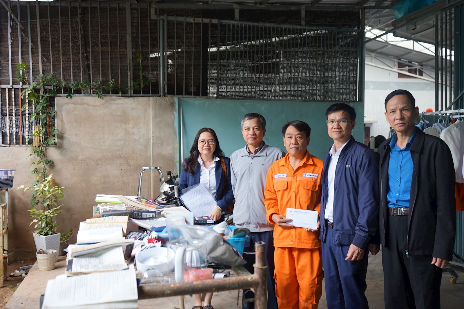 Lãnh đạo EVNGENCO1 thăm hỏi người lao động Công ty CP Thủy điện Đa Nhim – Hàm Thuận – Đa Mi chịu thiệt hại do mưa lũ