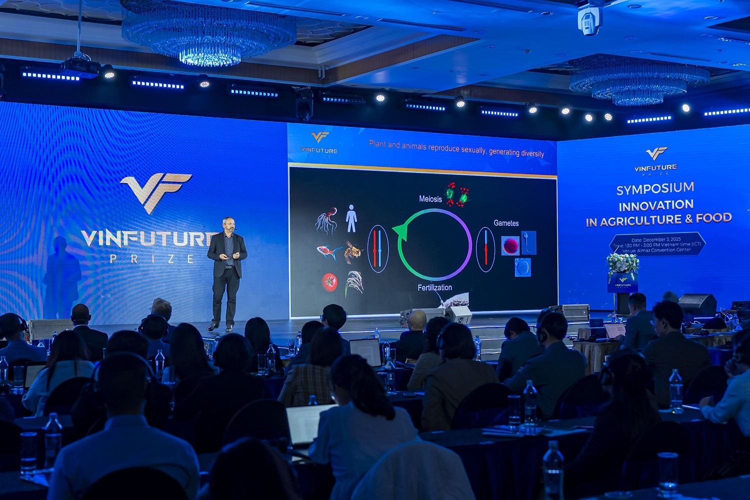 Ảnh 1: GS. Raphaël Mercier, Viện Nghiên cứu Di truyền Cây trồng Max Planck, CHLB Đức chia sẻ tại tọa đàm chiều ngày 03/12.