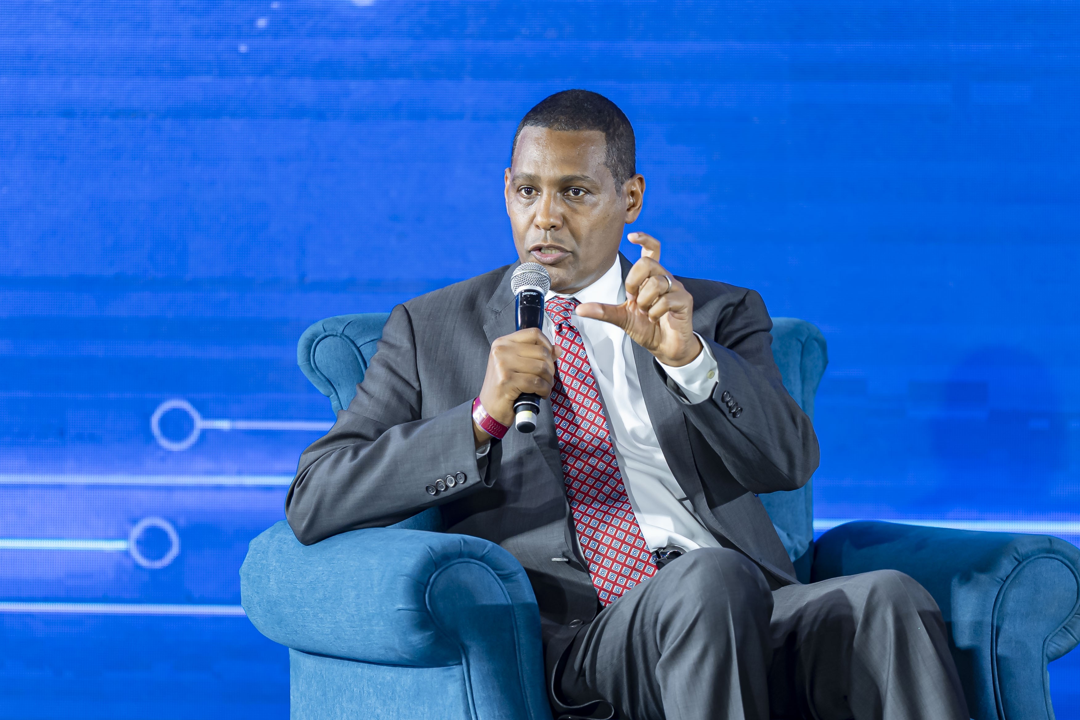 Ảnh 4: GS. Ermias Kebreab từ Đại học California chia sẻ về mô hình ứng dụng AI trong nghiên cứu và sản xuất nông nghiệp.