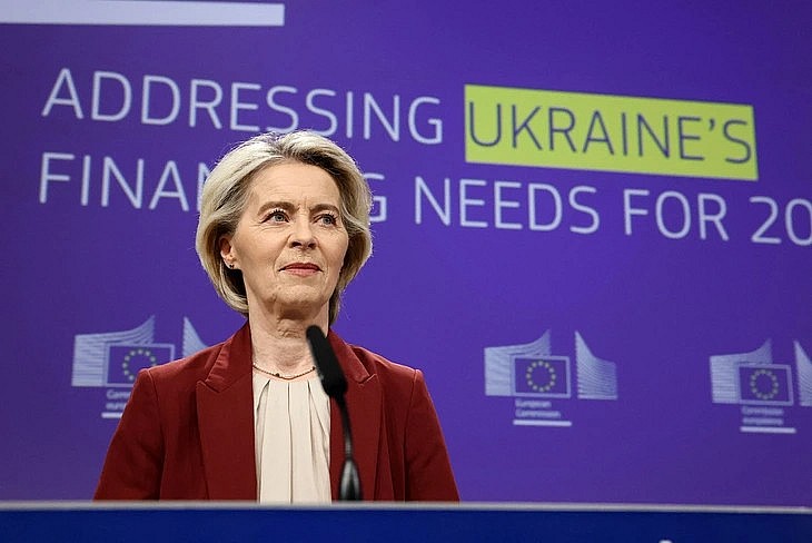 Chủ tịch EC Ursula von der Leyen công bố kế hoạch hỗ trợ Ukraine hôm 3-12 - Ảnh: REUTERS