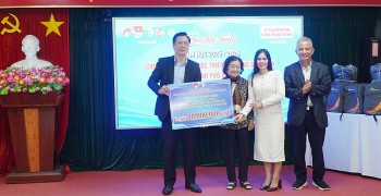 hue trao 80 suat hoc bong cho hoc sinh dtts va khu vuc bien dao